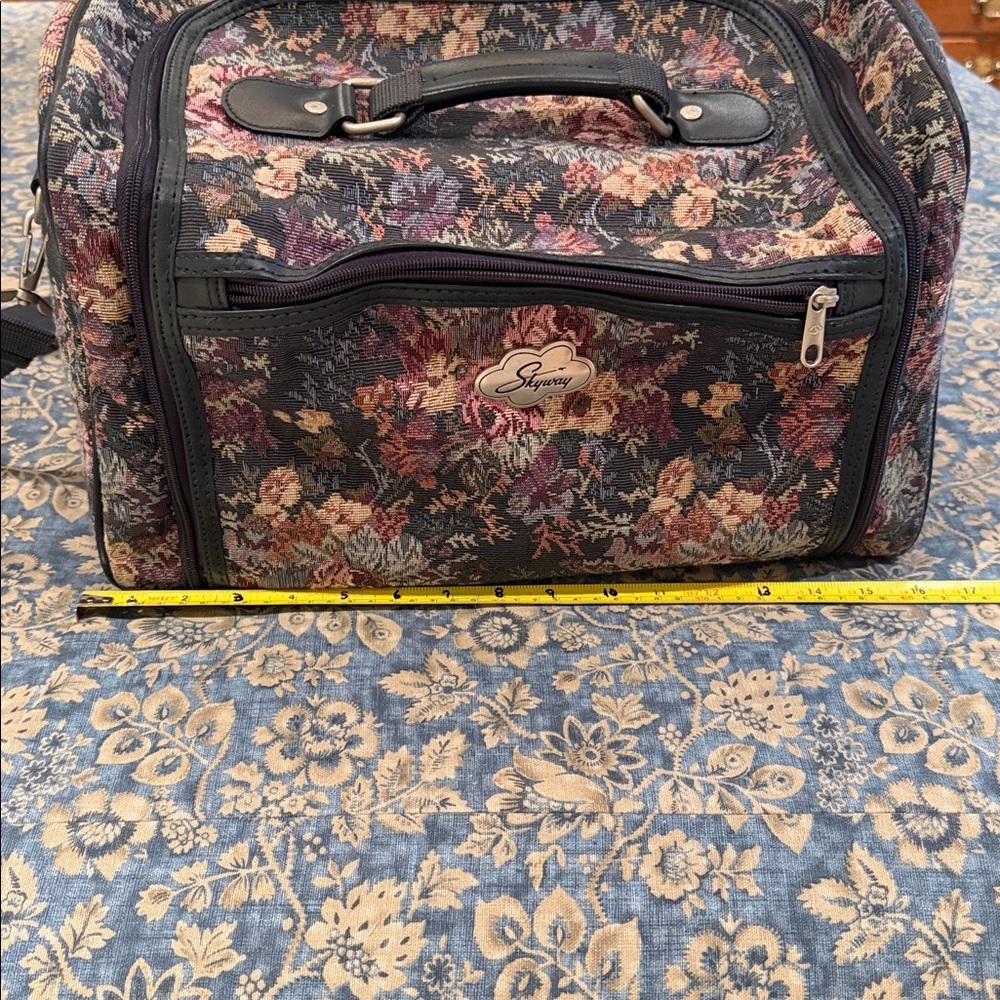Floral Tapestry travel Bag - Picture 7 of 9